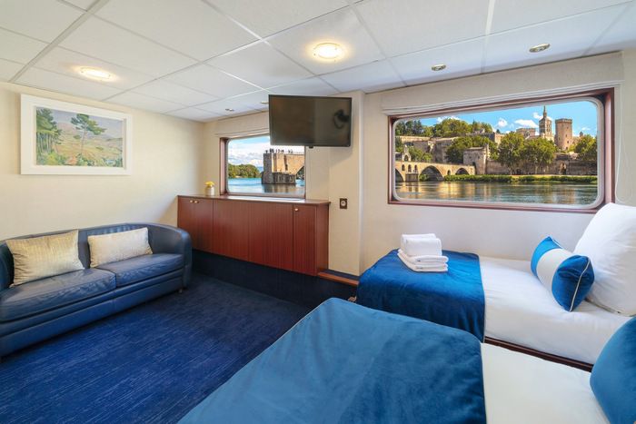 Main Deck 2 Single Beds Suite CAT. B